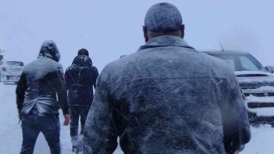 Mus'ta Karda Mahsur Kalan 50 Araçtaki 100 Kisi Kurtarildi