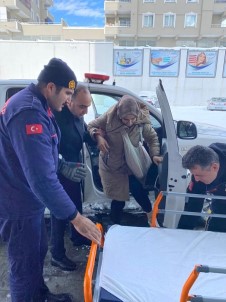 Otoyolda Kalanlara Kumanya Dagitildi