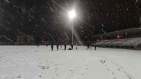 Silopi'de Kar Yaginca Vatandaslar Ilçe Stadinin Yolunu Tuttu