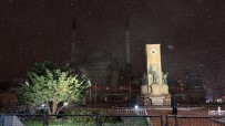 Taksim Meydani'nda Kar Yagisi Etkisini Arttirdi