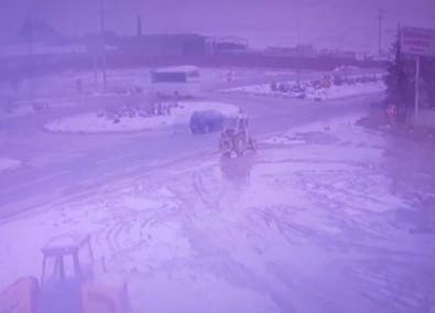 Tirin Çarptigi Traktör Paramparça Oldu