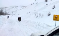 Van'da Tipide Mahsur Kalan Vatandaslar Için Seferber Oldular