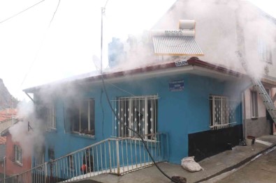 4 Kisilik Aile Yangindan Canlarini Komsularinin Yardimiyla Kurtardi