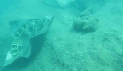 Denize Atilmis Sisenin Içinden Çikan Kagit, Ünlü Profesörü Soke Etti