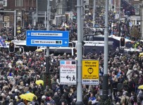 Hollanda'da Polisten Protestoculara 'Köpekli' Müdahale