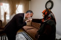 İnegöllü Melek Nine, 10 yıldır Mehmetçik için çorap örüyor