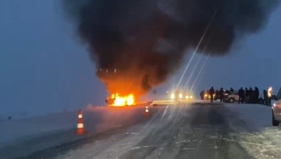 Kars'ta Çarpisan Araç Alev Topuna Döndü