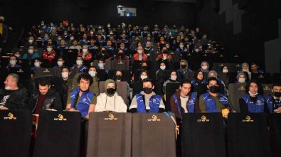 Manisalilar 'Kesisme; Iyi Ki Varsin Eren' Filminde Duygusal Anlar Yasadi