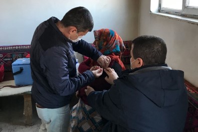 Saglik Çalisanlarinin Köylerdeki Asi Çalismasi Sürüyor