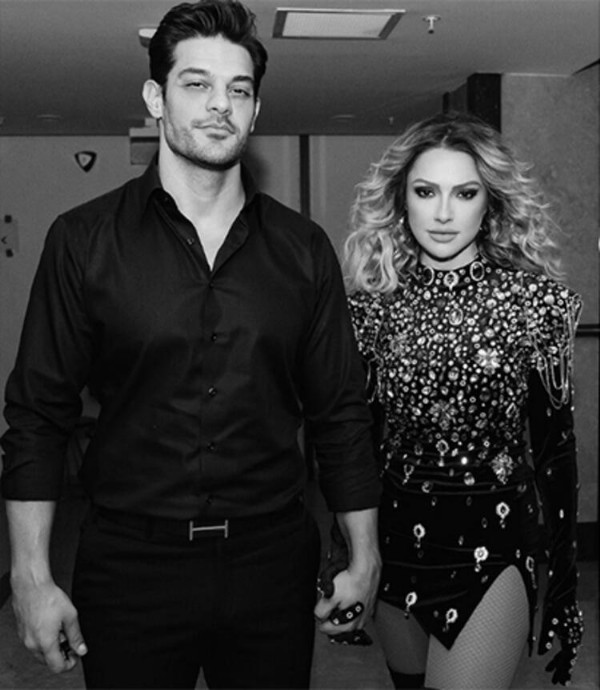 Hadise’den el ele aşk pozu!