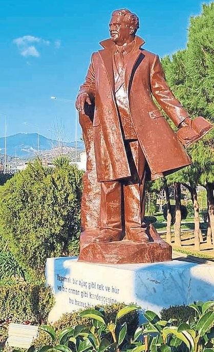CHP'li belediye Nazım Hikmet Ran heykelini boyadı.. Komik boyama sonrası heykelin yeni hali olay oldu