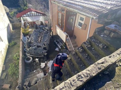 10 Metre Yükseklikten Evin Önüne Düstü Açiklamasi 2 Yarali