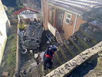 10 Metre Yükseklikten Evin Önüne Düstü Açiklamasi 2 Yarali