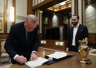 Başkan Erdoğan'dan El Salvador Cumhurbaşkanı'na kitap hediyesi