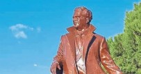 KARŞIYAKA - CHP'li belediye Nazım Hikmet Ran heykelini boyadı.. Komik boyama sonrası heykelin yeni hali olay oldu