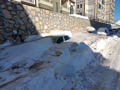 Darende'de Kar Araç Boyunu Asti