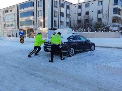 Elazig'da Yolda Kalan Vatandaslarin Yardimina Trafik Polisleri Kostu