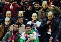 Galatasaray Taraftarindan Yönetim Ve Futbolculara Protesto