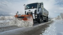 (Özel) Bir Metreyi Bulan Karli Yollari Asip Sifa Dagittilar