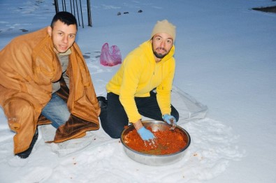 Sanliurfalilar Kar Üstünde Su Yerine Karla Çigköfte Yogurdu