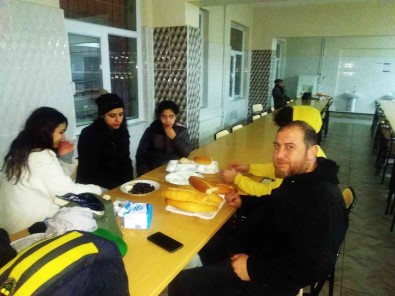 Silvan'da Mahsur Kalan 25 Kisi Kaymakamlikça Misafir Edildi