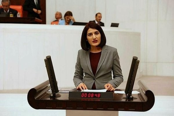Terörist sevgilisiyle fotoğrafları çıkan HDP'li Güzel'i partisi savundu: Terörden değil aşktan
