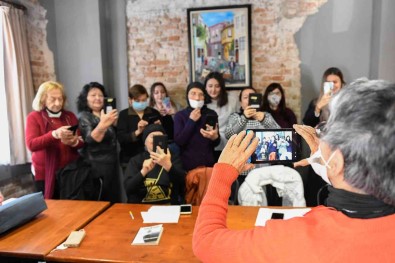 65 Yas Ve Üzeri Kadinlar, Torunlariyla Görüntülü Görüsme Yapmayi, Internet Üzerinden Fatura Ödemeyi Ögreniyor.