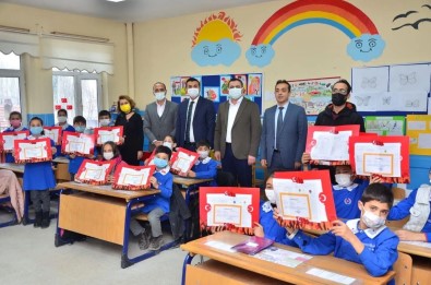 Afyonkarahisar'in Ilçelerinde De Karne Sevinci Yasandi