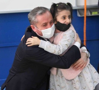 Agri'da Ögrencilerin Karne Sevinci