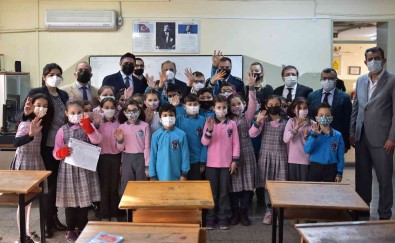 Aliaga'da Karne Heyecani Açiklamasi 18 Bin 300 Ögrenci Karne Alarak Tatile Basladi