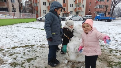 Kar Yagisi Çocuklara Karne Hediyesi Oldu