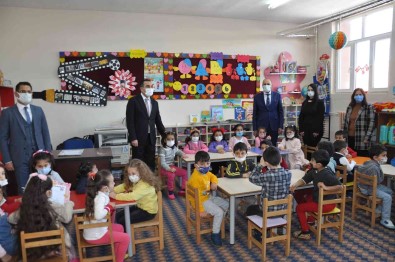 Kars'ta 62 Bin 750 Ögrenci Yariyil Tatiline Girdi