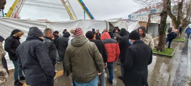 Kebapçiya Gitti, 'Karimin Tütününe Zehir Kattiniz' Diyerek Biçakla Panik Yasatti