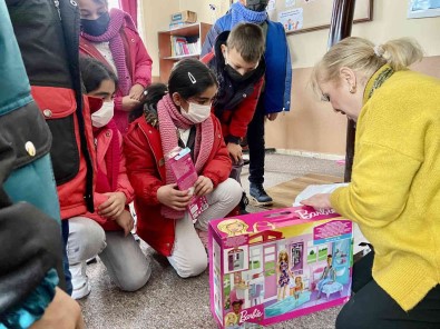 Köy Okullarinda Egitim Gören Binlerce Ögrenci Hayallerindeki Oyuncaga Kavustu