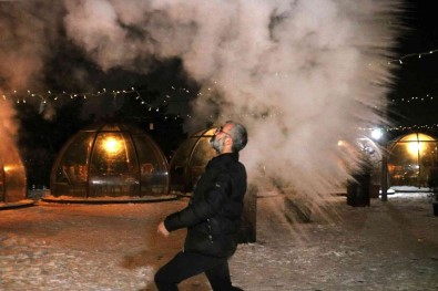 Sivas Dondu, Havaya Atilan Su Yere Buz Olarak Düstü