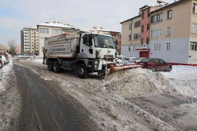 Yagis Durdu, Talas'ta Kar Temizligi Basladi