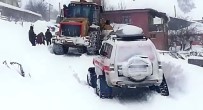 Yolu Kardan Kapanan Köydeki Hasta Kurtarildi