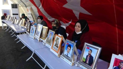 Acili Anne, Hergün 50 Kilometre Uzaktan Evlat Nöbeti Için Geliyor