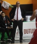 Cengiz Karadag Maçin Ortasinda Kalp Krizi Geçirdi