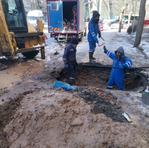 DISKI Buzlanma Sonucu Yasanan Arizalara Müdahale Ediyor