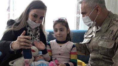 Elazig Depreminin Simgesi 'Yüsra Bebek' Büyüdü, Kendisini Kurtaran Jandarma Ile Ilk Kez Görüstü