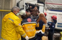 Freni Patlayan Kamyonet Eve Çarparak Durabildi Açiklamasi 3 Yarali