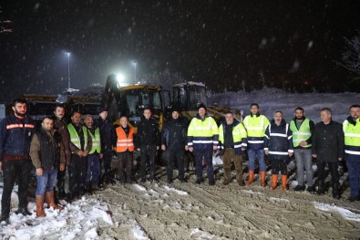 Gece Boyu Karla Mücadele Çalismasi Yapildi