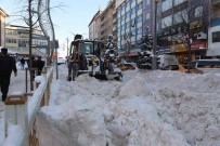 Hakkari'de Karla Mücadele Çalismalari Sürüyor