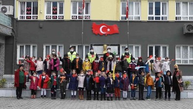 Hatayli Çocuklara 'Jandarma Çocuk Kitabi Ve Boyama' Kitabi Hediye Ettiler