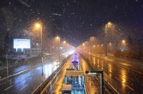 Istanbul'da Gece Saatlerinde Kar Yagisi Araliklarla Devam Etti