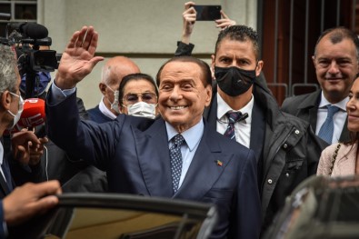 Italya'nin Eski Basbakani Berlusconi Cumhurbaskanligina Aday Olmayacak Haberi