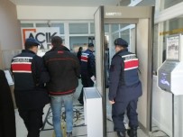 Izmir'de 10 Yil Hapis Cezasi Bulunan Firari Hükümlü Jandarmadan Kaçamadi