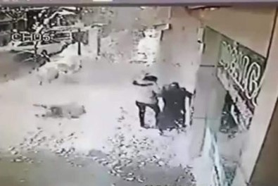 Kaldirimda Yürüyen Genç Kizin Üzerine Çatidan Kar Kütlesi Düstü