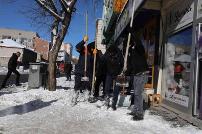 Kars'ta Kaldirimlarin Kar Ve Buzu Temizleniyor